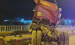 Afyonkarahisar’da korkutan zincirleme kaza: TIR köprüde askıda kaldı, 6 yaralı!