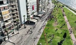 İzmir'in kurtuluşunun 104. yılında Kordon'da süvari geçişi