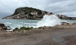 Karadeniz’de fırtına: Dalgalar 2 metreyi aştı, tekneler limana sığındı!