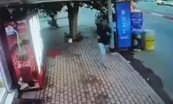 Antalya’da dehşet anları kamerada: Esnafı bıçakladı, “Oyun bitti” diyerek teslim oldu