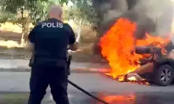 Avcılar’da seyir halindeki otomobil alev aldı: Polis ve tanker müdahale etti...