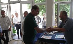 Cemil Tugay Bergama’da sahaya indi! Üreticiyle bal hasadı yaptı, çocuklarla futbol oynadı