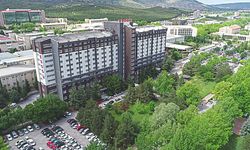 3 sene önce 'depreme dayanıksız' denilen hastane hizmet vermeye devam ediyor