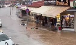Fethiye’de cadde göle döndü: Turistler su birikintisinde yüzdü