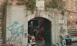Tarihi Galata Bedesteni grafitilerin hedefi oldu! Yüzyıllık yapı bakımsızlıktan dökülüyor