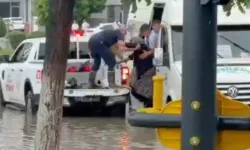 Hatay’da sağanak etkili oldu: Yollar göle döndü, araçlarda mahsur kalanlar kurtarıldı