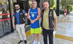 Alanya’da büyük tepki çeken olay! İngiliz turist Türk bayrağına tükürdü, tutuklandı