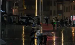 İstanbul’da sağanak gece boyunca sürdü: Hazırlıksız yakalananlar çareyi poşet ve şemsiyede buldu...