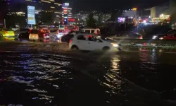 İstanbul'da sağanak: Yollar göle döndü