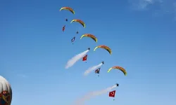 İzmir’de gökyüzü Türk bayrağı ve Atatürk posteriyle süslendi...