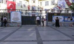 İzmir’de aynı binaya 3 okul sıkıştı: Velilerden “Çocuklarımızı bulamıyoruz” tepkisi!