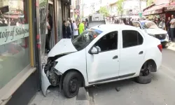 Bayrampaşa’da otomobil dehşeti: Kaldırımdaki 4 kişiye çarpıp berber dükkanına girdi!