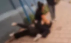 Fatih’te okul önünde liseli kızların kavgası kamerada: “Hadi başlayabilirsiniz” diyerek başlattılar!
