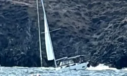 Yelkenli tekne su aldı, 2 kişi kayalıklarda mahsur kaldı: Sahil Güvenlik yetişti!