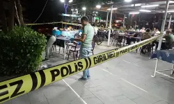 Husumetlilerine saldırdı, kurşunlar başka masadaki müşteriye isabet etti...