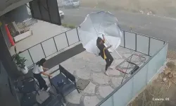 Aksaray’da rüzgâr şemsiyeyi havaya kaldırdı: İki genç kız neye uğradığını şaşırdı...