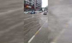 Sinop’ta sağanak alarmı: Yollar göle döndü, taş ve kaya parçaları yola sürüklendi!