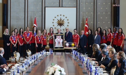 Avrupa’nın zirvesindeki Filenin Sultanları’na Erdoğan’dan kabul! Üst üste ikinci şampiyonluk kutlandı