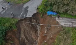 Trabzon’da yol çöktü, otomobil dere yatağına sürüklendi: 2 yaralı!