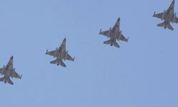 Kuş sürüsü NATO uçaklarını alarma geçirdi