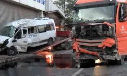 Ümraniye’de servis minibüsü ile atık kamyonu çarpıştı: 2 yaralı!