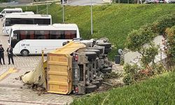 İstanbul Eyüpsultan’da hafriyat kamyonu İSKİ bahçesine düştü! 2 yaralı