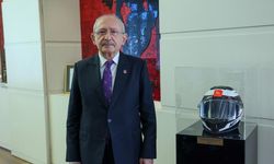Motokurye Murat Can Pekeroğlu’nun kaskı Kemal Kılıçdaroğlu’nun makam odasında