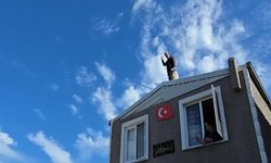 67 yaşındaki adam evinin yıkımını engellemek için benzin bidonuyla çatıya çıktı