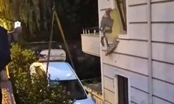 Serdivan'da otomobil apartmanın ikinci katındaki daireye çarptı!