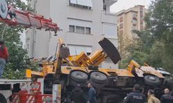 İstanbul'da faciadan dönüldü: İnşaat vinci 11 katlı binaya çarptı