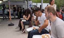 İzmir’de üniversitelilere ücretsiz sıcak yemek desteği sürüyor