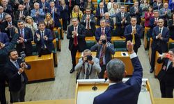Özgür Özel konuşurken dikkat çeken not! Tanrıkulu'nun notunu okudu, tepkisi kameralara yansıdı
