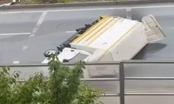 İstanbul'da 2 araca çarpan kamyon bahçeye düştü! Yaralılar var