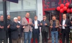 Çorum’da fantezi iç giyim mağazası dualarla açıldı: Kurdeleyi AKP’li başkan kesti