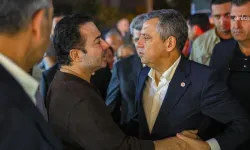 Özgür Özel, Atilla Taş’a Mersin’deki evinde başsağlığı ziyaretinde bulundu