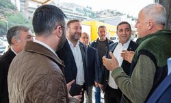 CHP İzmir İl Başkanı Gümrükçü ile Narlıdere Belediye Başkanı birlikte esnafı ziyaret etti