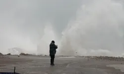 Amasra’da fırtına etkisini artırdı: Dalgalar 6 metreye ulaştı!
