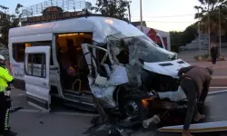 Arnavutköy’de servis minibüsü park halindeki hafriyat kamyonuna çarptı: 9 yaralı!
