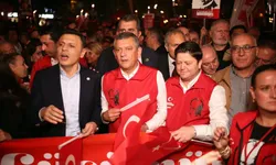 Cumhuriyet Yürüyüşü’nde Özgür Özel’den ‘Sinem Dedetaş’ açıklaması