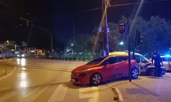 Bursa’da polisten kaçarken trafik lambasına çarptı: Alkollü sürücüye 420 bin lira ceza!