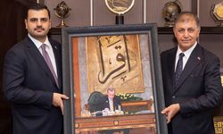 Cemil Tugay 'hızlı' AKP'li oldu! İlk ziyarette dikkat çeken hediye