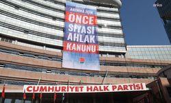 CHP Genel Merkezi’ne “Arınma için önce siyasi ahlak kanunu” pankartı asıldı!