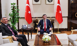 CHP’li Gürsel Erol’dan Külliye ziyareti: Cevdet Yılmaz’ı oğlunun düğününe davet etti!
