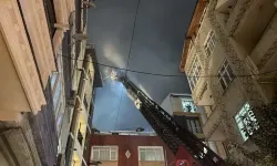 Esenler’de 5 katlı binanın çatısını alevler sardı!