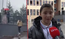 11 yaşındaki Alperen’den Atatürk büstüne anlamlı davranış: Islanmasına içim el vermedi...