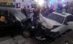 Gebze’de iki otomobil çarpıştı: 1’i ağır 4 yaralı!