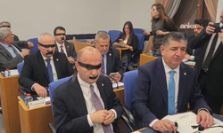 TBMM’de Halk TV protestosu: YENİ Partili vekiller gözlerini ve ağızlarını siyah kurdelelerle kapattı!
