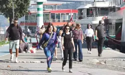 İstanbullular güneşli havayı fırsat bildi: Kimi denize girdi, kimi yürüyüş yaptı...