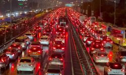 Sağanak ve fırtına İstanbul trafiğini felç etti!