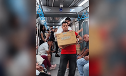 Üniversite mezunu gencin kasiyerlik kutlaması gündem oldu: Metroda koli koli makarna dağıttı!